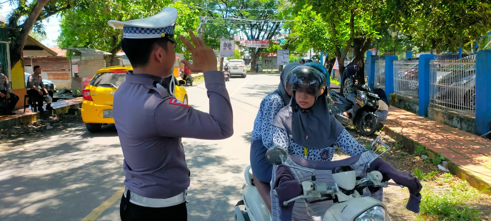 Untuk Keselamatan Personel Satlantas Polres Bone Tegur Pengendara Tak